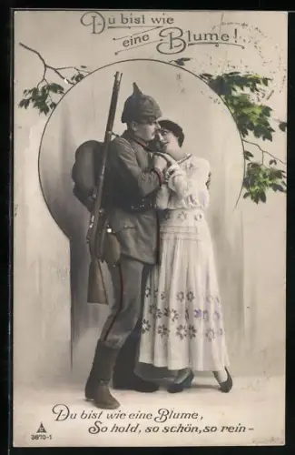 Foto-AK Photochemie Berlin Nr. 3670-1: Soldat vergleicht eine Frau mit der Reinheit und Schönheit einer Blume