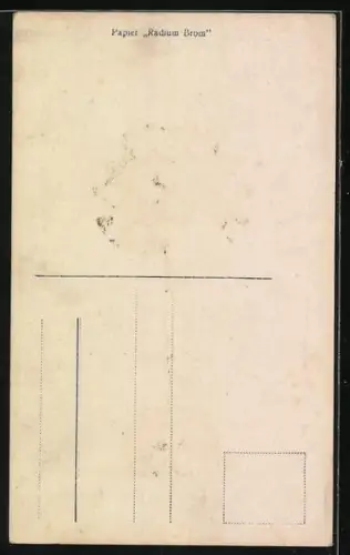 Foto-AK Photochemie Berlin Nr. 6004-3: Kind mit Regenschirm und lustigem Hut hat die Hände in den Taschen