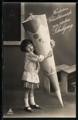 Foto-AK Photochemie Berlin Nr. 6596-4: Mädchen mit riesiger Schultüte beginnt mit dem Schulbesuch