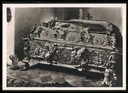 Foto-AK Deutscher Kunstverlag, Nr. 10: Schleswig, Dom, Bronze-Sarkophag der Gräfin Anna Revenflow