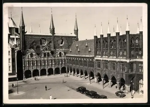 Foto-AK Deutscher Kunstverlag, Nr. 20a: Lübeck, Rathaus, Links das Alte Haus, Rechts das Lange Haus