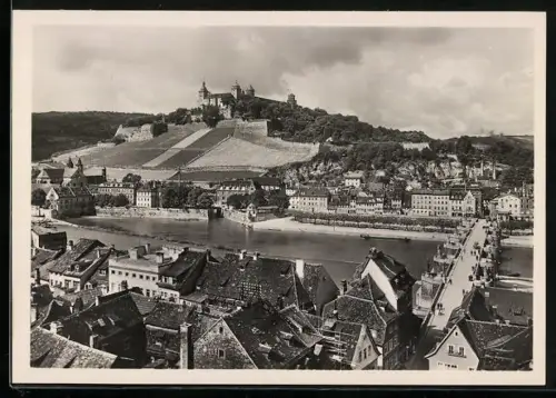 Foto-AK Deutscher Kunstverlag, Nr. 39: Würzburg, Blick auf das linke Mainufer mit St. Burkard, Festung und alter Brücke