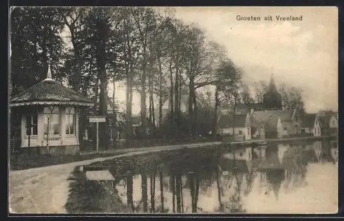 AK Vreeland, Uferstrasse mit Pavillon, Gewässer und Kirche