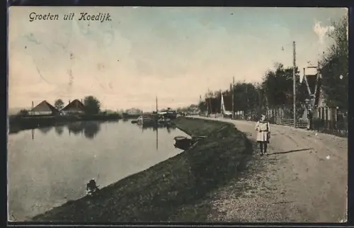 AK Koedijk, Uferstrasse mit Ortspanorama, Boote