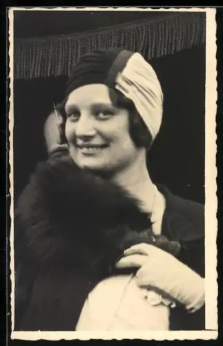 Foto-AK Prinzessin Astrid von Belgien lächelnd im Porträt