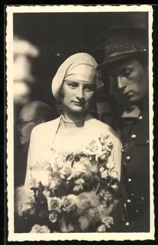 AK Prinzessin Astrid von Belgien mit Blumenstrauss