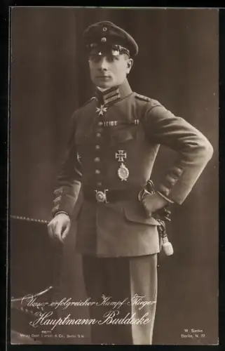 Foto-AK Sanke Nr. 438: Kampfflieger Hauptmann Buddecke in Uniform mit Flugzeugführerabzeichen und Pour le Merite Orden