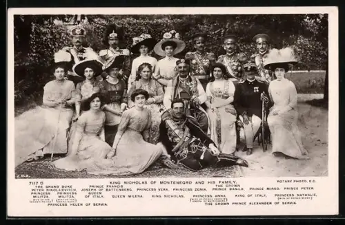 AK Grossfürst Peter Nikolajewitsch von Russland mit König Nicolas von Montenegro, Familienbild