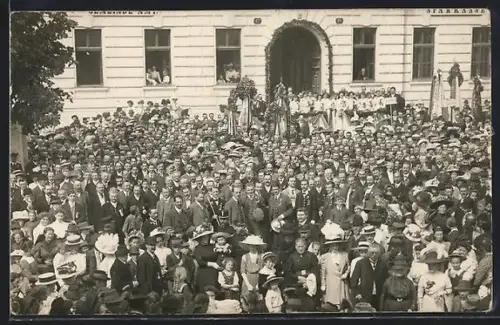 AK Kirchdorf /OÖ, Menschenmenge vor dem Gemeindeamt und der Sparkasse