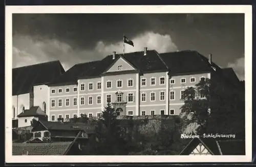 AK Bludenz, Schlosskaserne mit wehender Fahne