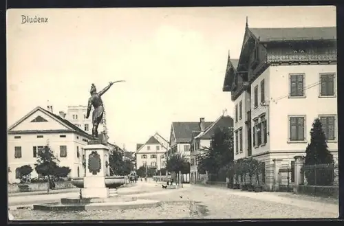 AK Bludenz, Strassenpartie mit Denkmal