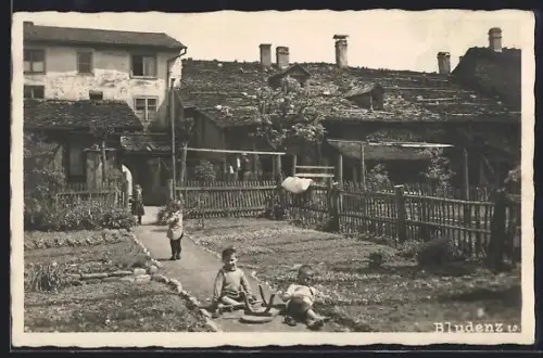 AK Bludenz, Kinder spielend in einem Garten