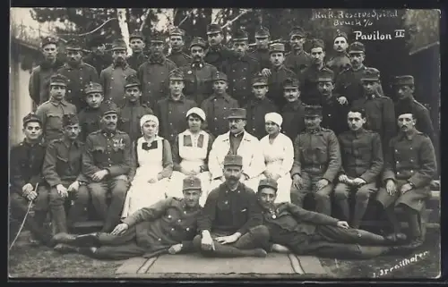 Foto-AK Bruck /Leitha, Soldaten und Schwestern d. Reserve-Spital, Pavilon II