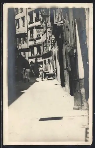 Foto-AK Salzburg, Enge Gasse im Ort
