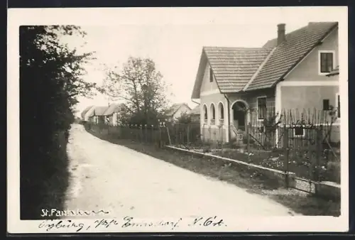 AK St. Pantaleon /N. Ö., Strassenpartie mit anliegenden Häusern