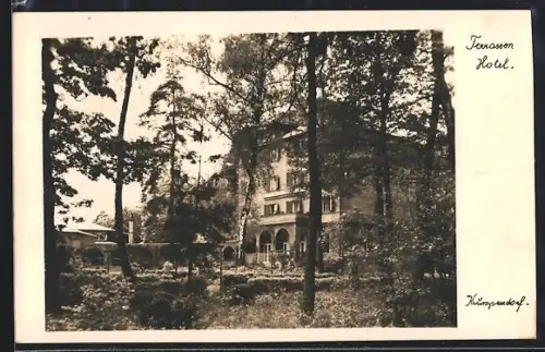 AK Krumpendorf, Blick auf das Terrassen Hotel mit Grünanlagen