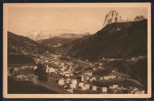 AK St. Ulrich im Grödner-Tal, Blick auf den Ort und Gebirgspanorama
