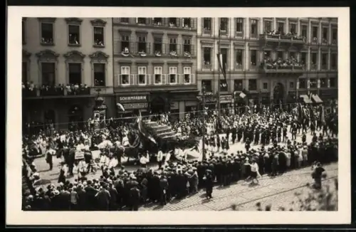 AK Wien, X. Deutsches Sängerbundesfest, Festumzug vor der Schirmfabrik