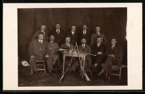 Foto-AK Gruppenfoto der Mitglieder eines Schützenvereins