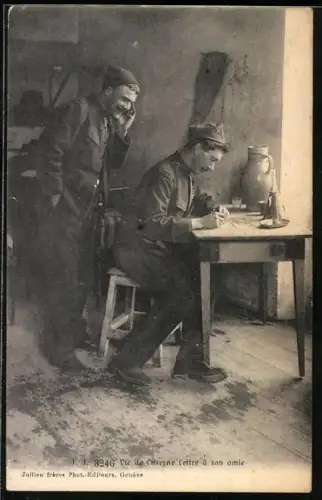 AK Soldat schreibt in der Kaserne einen Brief