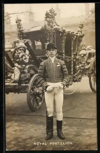 AK Königlicher Postkutscher vor der Kutsche