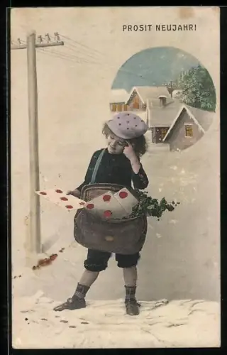 AK Kleiner Postbote in verschneitem Ort mit Tasche voller Briefe