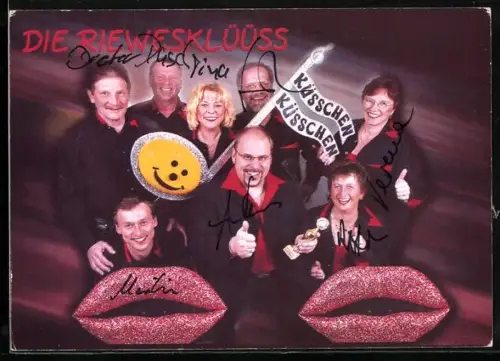 AK Musiker der Band Riewesklüüss mit einem Pokal, Autogramme