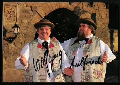 AK Die Wildecker Herzbuben, Sänger in Tracht vor einer Burganlage