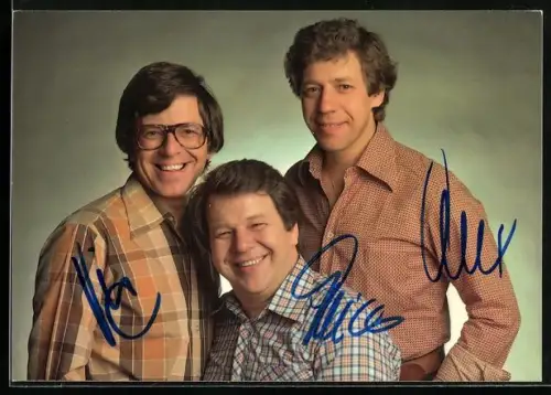 AK Musiker des Trios Eugster lächeln in die Kamera, Autogramme