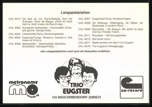 AK Musiker des Trios Eugster lächeln in die Kamera, Autogramme