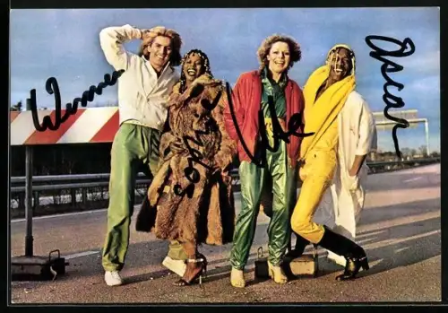 AK Musiker der Band Chilly in bunter Kleidung, Autogramme