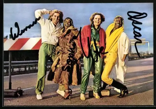 AK Musiker der Band Chilly lächeln in die Kamera, Autogramme