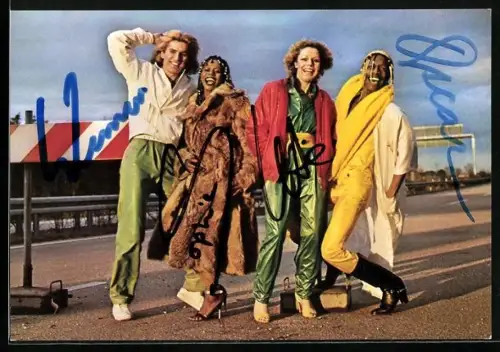 AK Musiker der Band Chilly in bunter Kleidung, Autogramme
