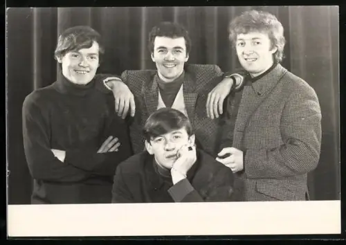 AK Musiker der Band The Fleets lächeln in die Kamera, Autogramme