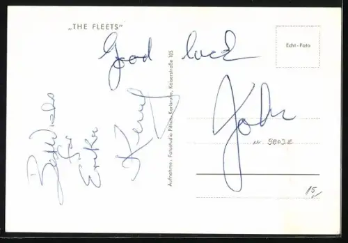AK Musiker der Band The Fleets lächeln in die Kamera, Autogramme