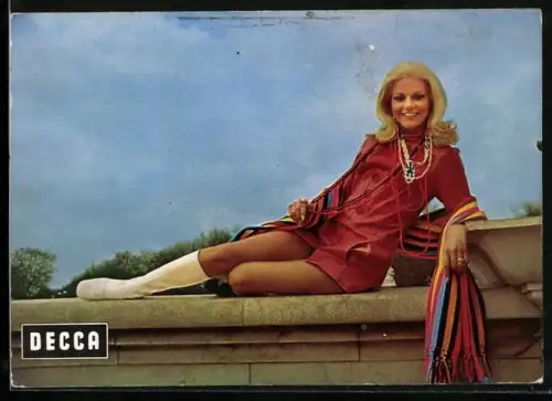 AK Musikerin Peggy March im roten Kleid