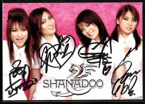 AK Musikerinnen der Band shanadoo in weissen Hemden, Autogramme