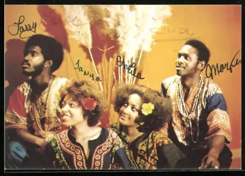 AK Musiker der Band Rising Sound in Bühnenoutfits, Autogramme