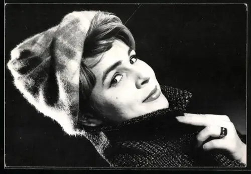 AK Musikerin Conny Froboess schaut seitlich