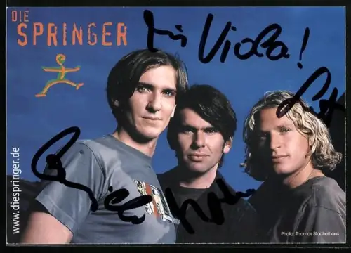 AK Musiker der Band Die Springer blicken in die Kamera, Autogramme