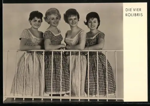 AK Musikerinnen der Gruppe Die vier Kolibris in karierten Kleidern