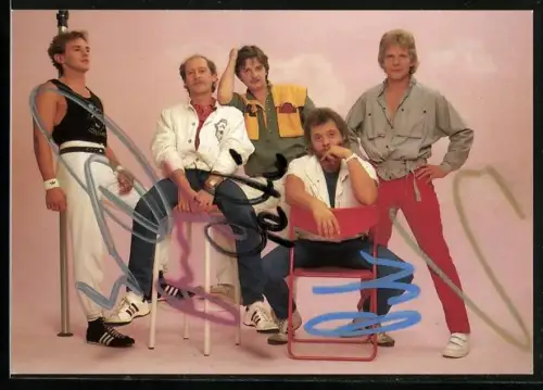 AK Musiker der Band Relax blicken in die Kamera, Autogramme