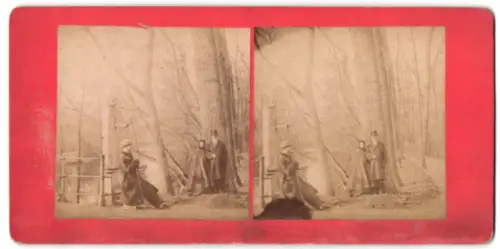 Stereo-Fotografie unbekannter Fotograf und Ort, Mann und Frau in Winterkleidung posieren vor einem Baum