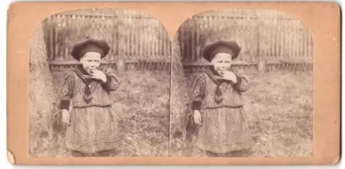 Stereo-Fotografie unbekannter Fotograf und Ort, kleine Kind im Kleid nascht etwas saures