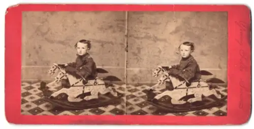Stereo-Fotografie junger Knabe auf seinem Schaukelpferd