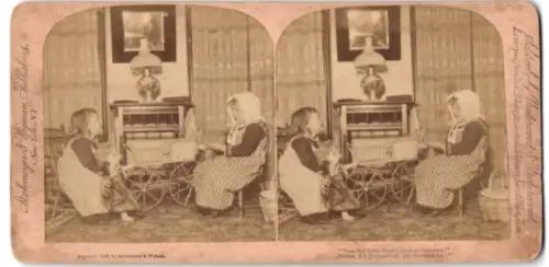 Stereo-Fotografie Strohmeyer & Wyman, New York, Kinder mit Puppe und Puppenwagen spielen Grossmutter