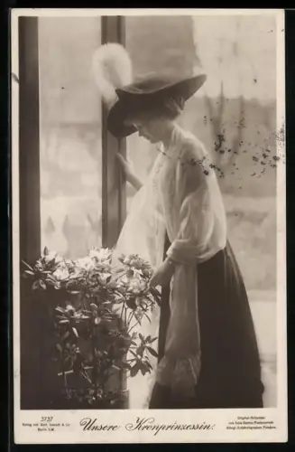 AK Kronprinzessin Cecilie der jungen Kronprinzessin Cecilie mit Hut und Schultertuch