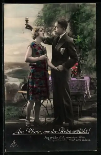Foto-AK Photochemie Berlin Nr. 6262/2: Paar trinkt Wein auf Terrasse, Am Rhein, wo die Rebe erblüht!