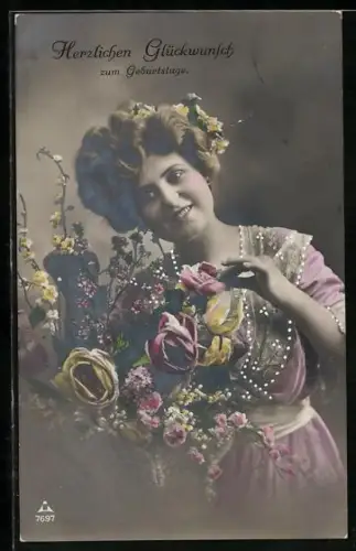 Foto-AK Photochemie Berlin Nr. 7697: Geburtstagsgrüsse, Dame arrangiert Blumenstrau