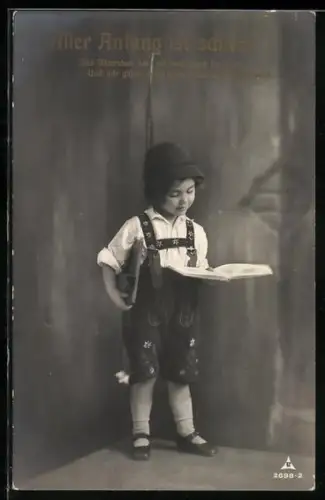 Foto-AK Photochemie Berlin Nr. 2698-2: Kind in Tracht liest ein Buch, Aller Anfang ist schwer